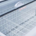 Zamrażarka skrzyniowa Mega-M OZI i250 NoFrost - wnętrze z koszami druciany­mi