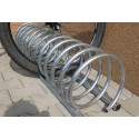 Stojak na rowery VIRO-4 110 cm - spiralny uchwyt z kołem roweru na kostce brukowej