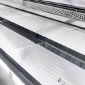 Lada chłodnicza Mega-M ROSA E375K - metalowe półki ekspozycyjne z bliska
