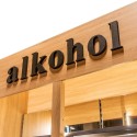 Regał na alkohol Mega-M dąb sonoma - czarny napis „alkohol" na belce górnej