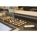 Taca Dark Smoke 600x105x17 mm - ciasta i ciastka na tacach w witrynie cukierniczej