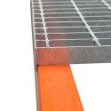 Krata pomostowa do regału 111x89,5 cm - narożnik kraty oparty na orange belce