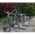Stojak na rowery RAD SAVE-4 - rower zaparkowany w stojaku na kostce brukowej