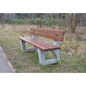 Ławka betonowa z oparciem Betonita 131 - widok z boku na trawniku