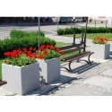 Donica kwadratowa 60x60x50 - betonowe donice z czerwonymi kwiatami przy ławce
