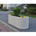 Donica owalna 120x40x40 Betonita 141 - widok z boku na chodniku z roślinami