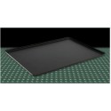 Taca cukiernicza 40x25 cm czarna aluminiowa - widok z góry pod kątem na zielonym tle