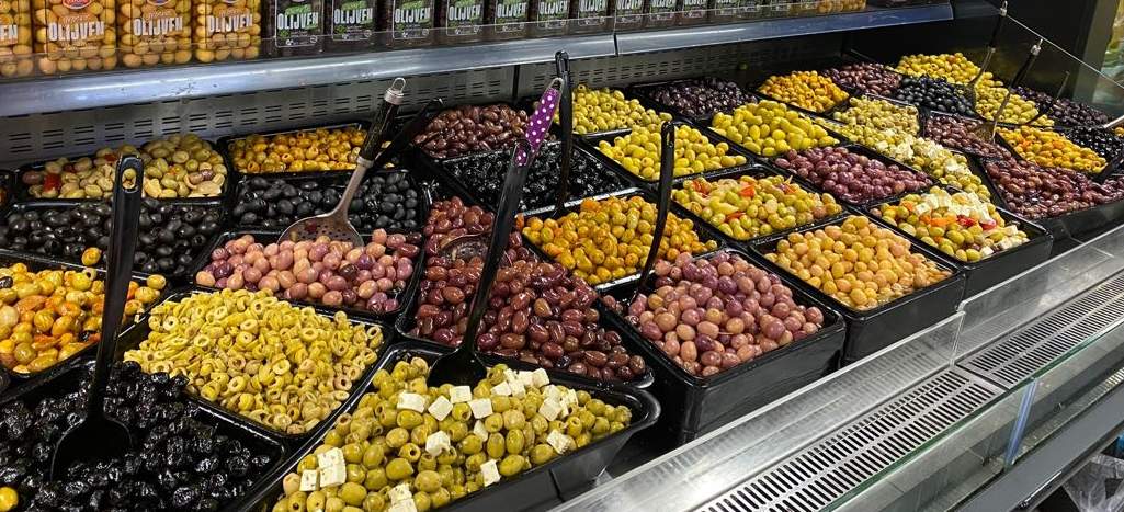 prezentacja produktów w ladzie chłodniczej, amfiteatr, pojemniki z pleksi