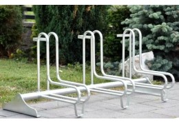 Stojaki rowerowe – rodzaje, materiały i najlepsze modele do przestrzeni osiedlowych