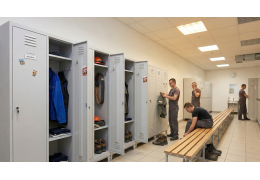 Jak wybrać szafy ubraniowe do szatni pracowniczej?