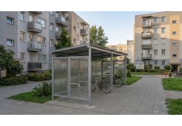 Jak prawidłowo rozmieścić stojaki i wieszaki rowerowe w wiatach oraz rowerowniach?
